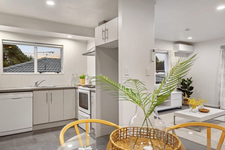 Photo of property in 2/8 Selwyn Crescent, Forrest Hill, Auckland, 0620