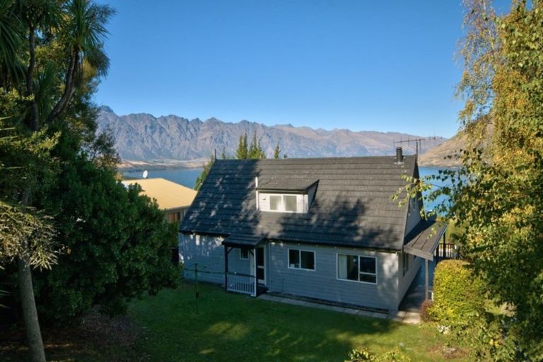 Photo of property in 1 Cameron Place, Fernhill, Queenstown, 9300
