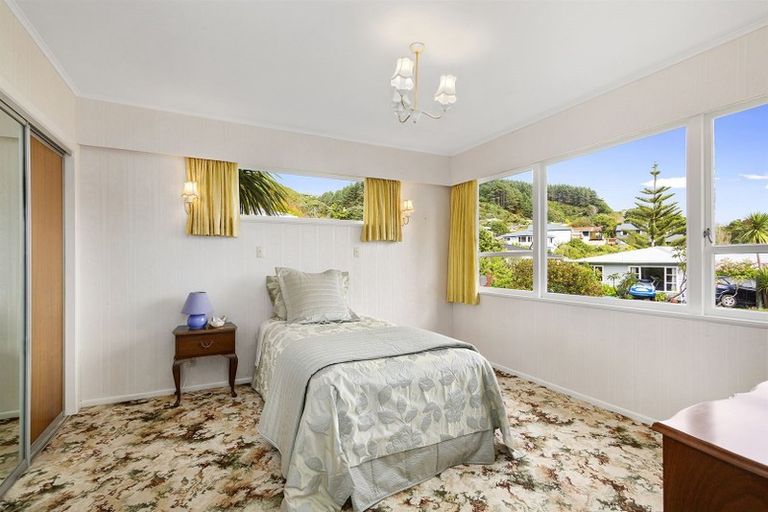 Photo of property in 10 Peckham Grove, Tawa, Wellington, 5028