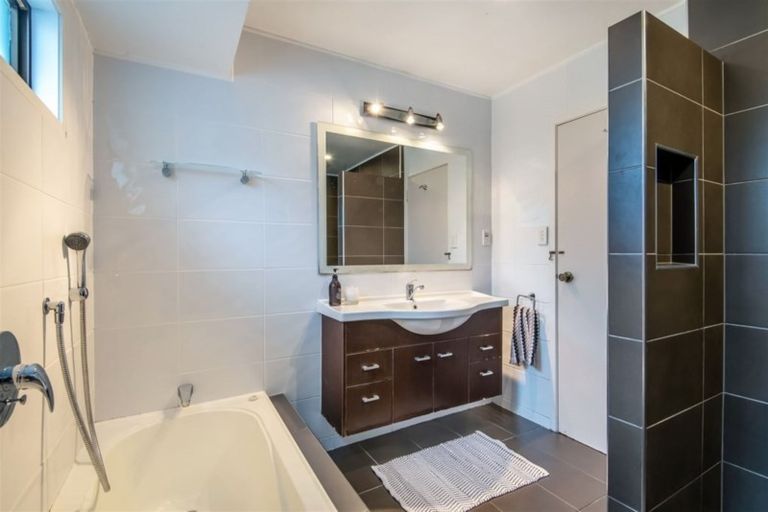 Photo of property in 9 Edgware Road, West Harbour, Auckland, 0618