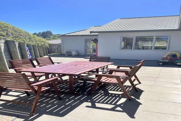 Photo of property in 40 Te Puia Drive, Aotea, Porirua, 5024