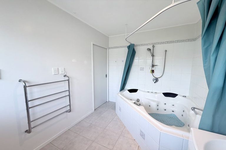 Photo of property in 30 Meadway, Sunnyhills, Auckland, 2010