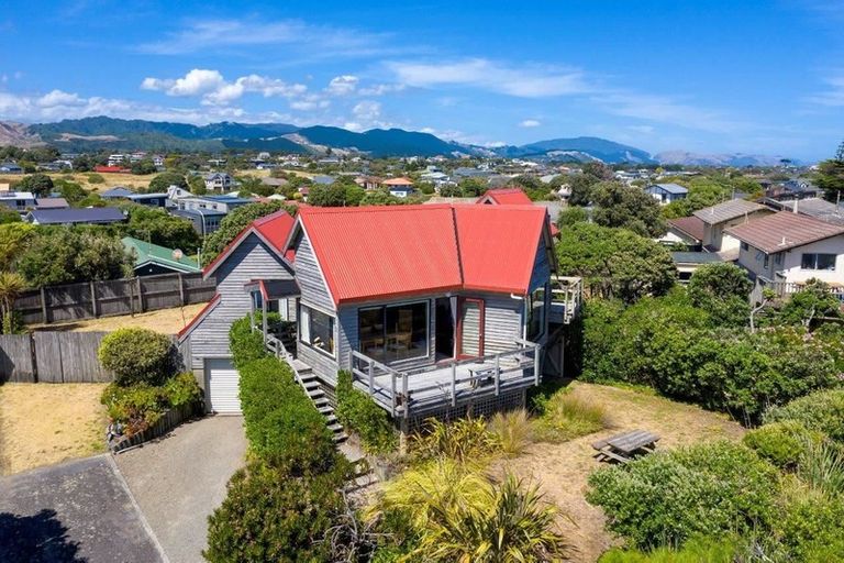Photo of property in 6 Stonewall Grove, Waikanae Beach, Waikanae, 5036