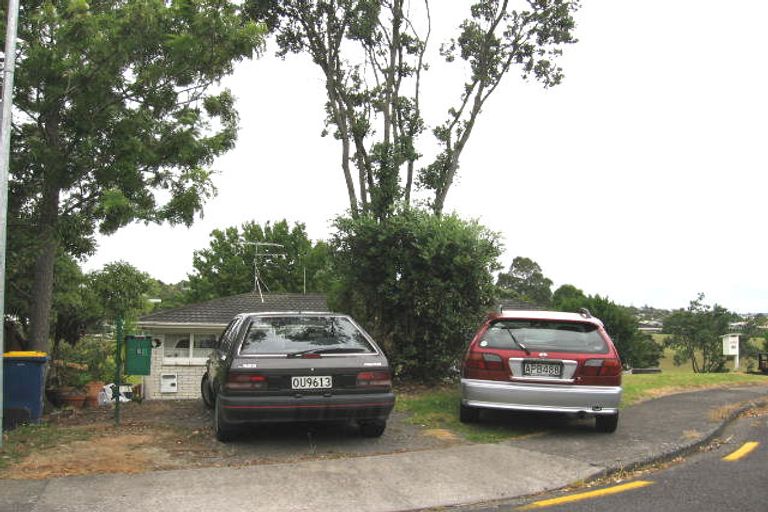 Photo of property in 1/8 Heather Place, Sunnynook, Auckland, 0620