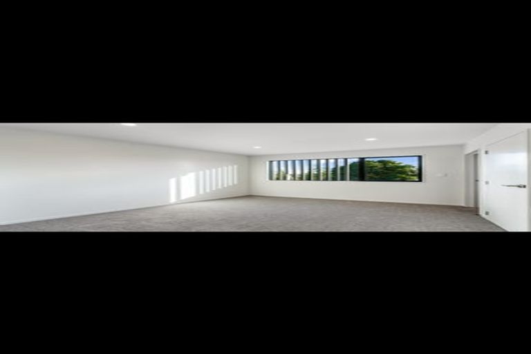 Photo of property in 2/6 Woodhouse Place, West Harbour, Auckland, 0618