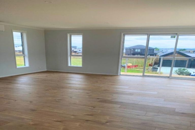 Photo of property in 9 Whata Street, Clarks Beach, 2122