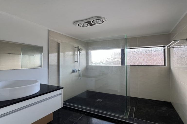 Photo of property in 1/260 Sunset Road, Windsor Park, Auckland, 0632