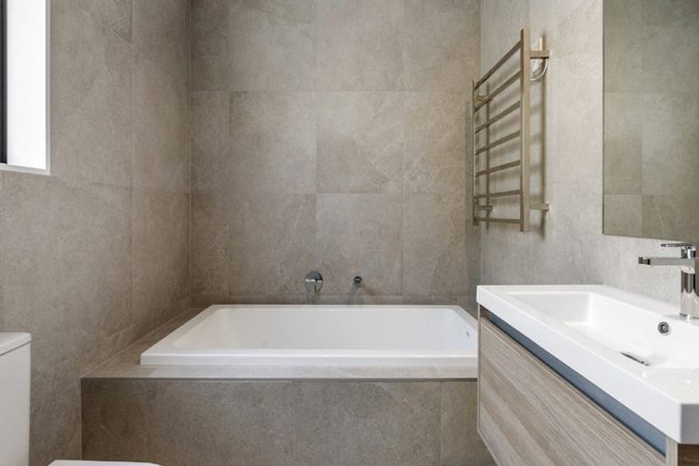 Photo of property in 30 Te Aniwaniwa Terrace, Albany, Auckland, 0632