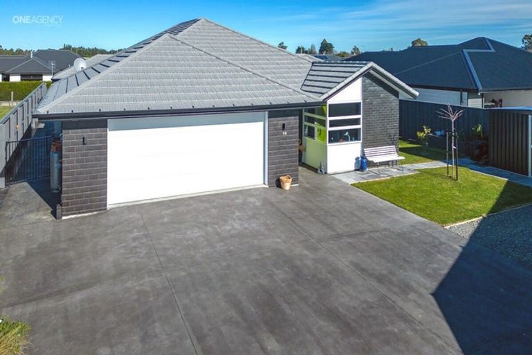 Photo of property in 14 Deans Place, Amberley, 7410