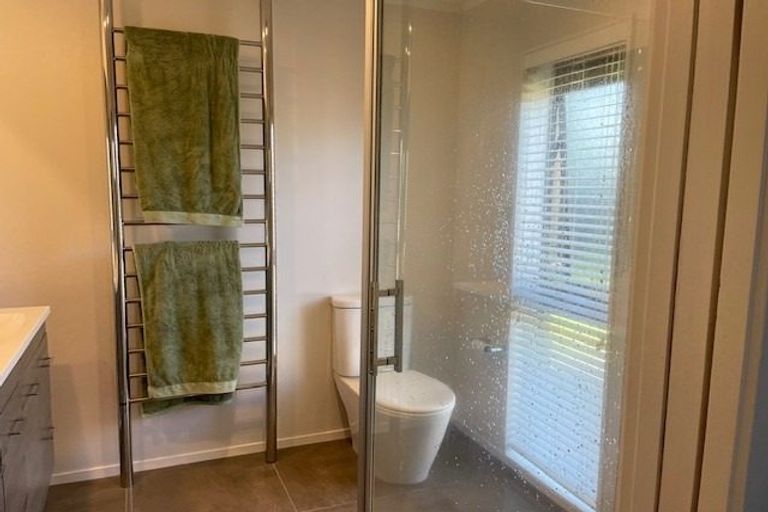 Photo of property in 7 Donzella Place, Conifer Grove, Takanini, 2112