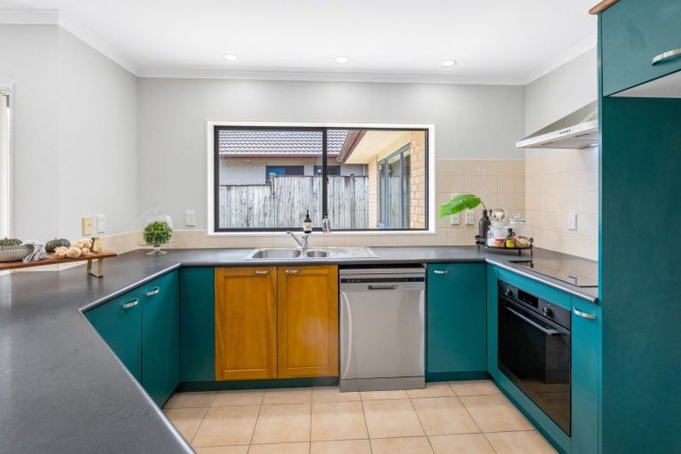 Photo of property in 8 Gilford Place, East Tamaki Heights, Auckland, 2016