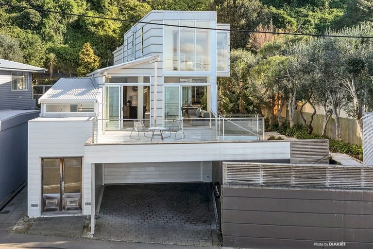 Photo of property in 257 Karaka Bay Road, Karaka Bays, Wellington, 6022