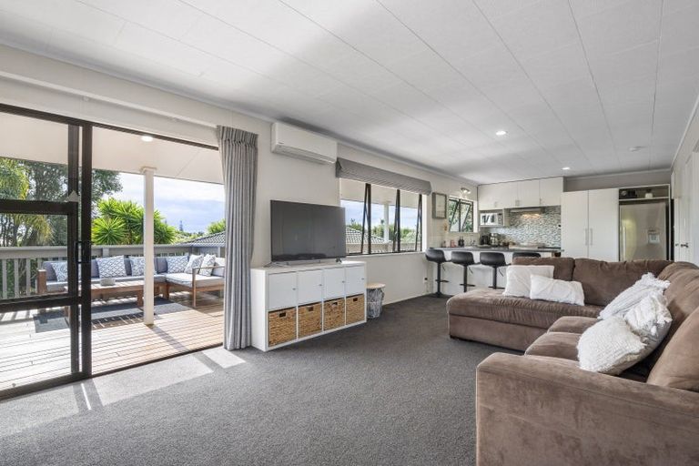 Photo of property in 8 Leaming Place, Clarks Beach, 2122