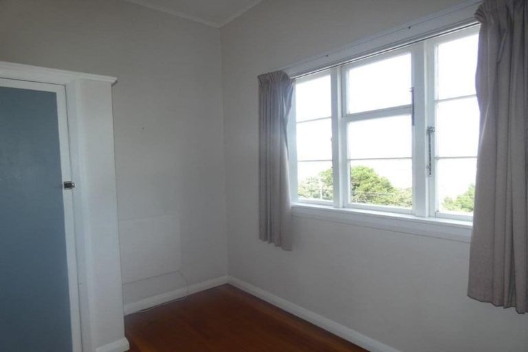 Photo of property in 92 Sutherland Road, Melrose, Wellington, 6023