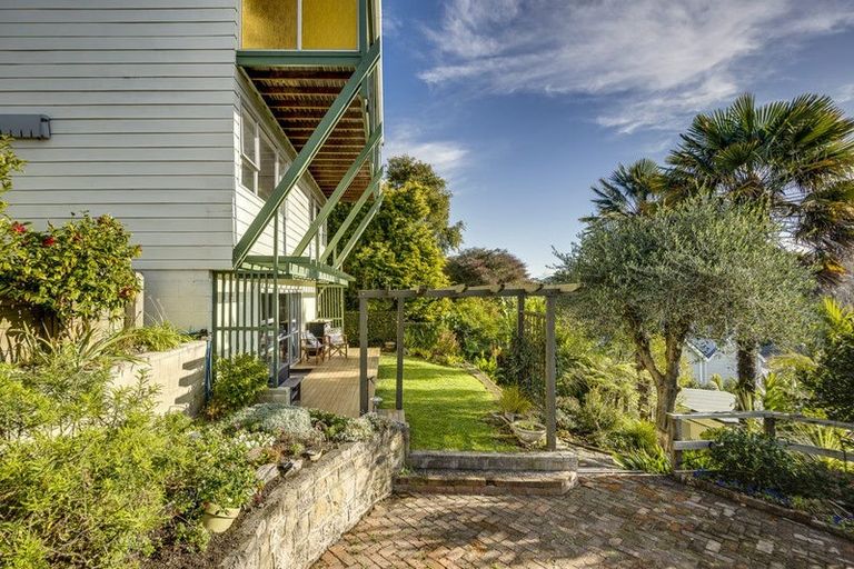 Photo of property in 18 Hadfield Terrace, Bluff Hill, Napier, 4110