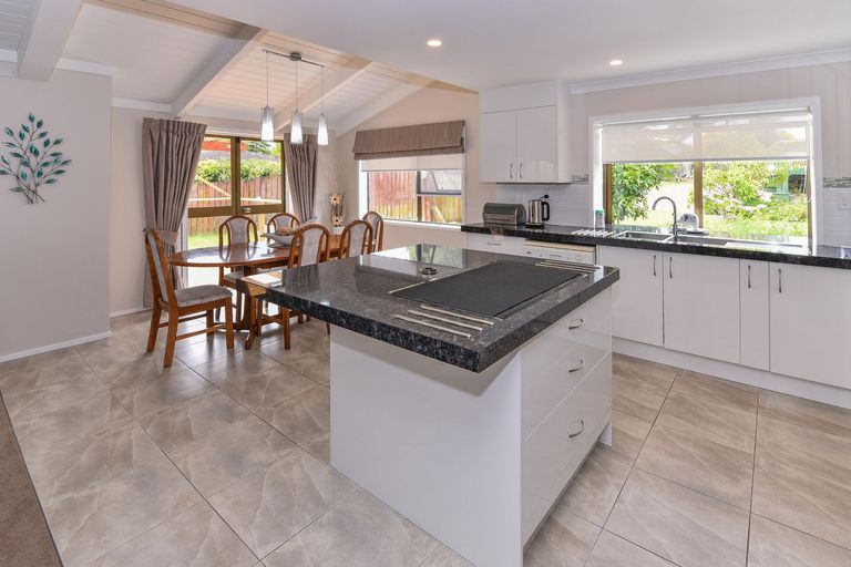 Photo of property in 15 Lemonwood Place, The Gardens, Auckland, 2105