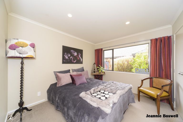 Photo of property in 5 Ron Place, Fitzherbert, Palmerston North, 4410
