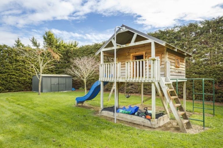 Photo of property in 15 Dobsons Lane, Kelvin Grove, Palmerston North, 4470