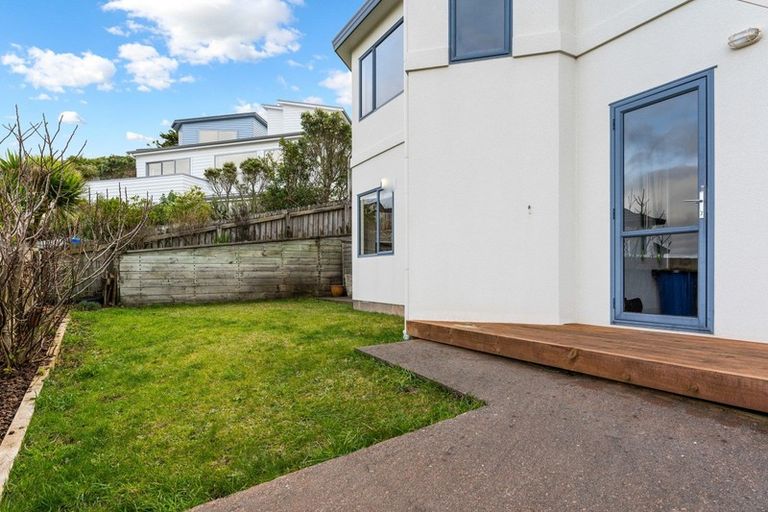 Photo of property in 75a Dress Circle, Newlands, Wellington, 6037