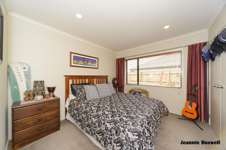 Photo of property in 5 Ron Place, Fitzherbert, Palmerston North, 4410