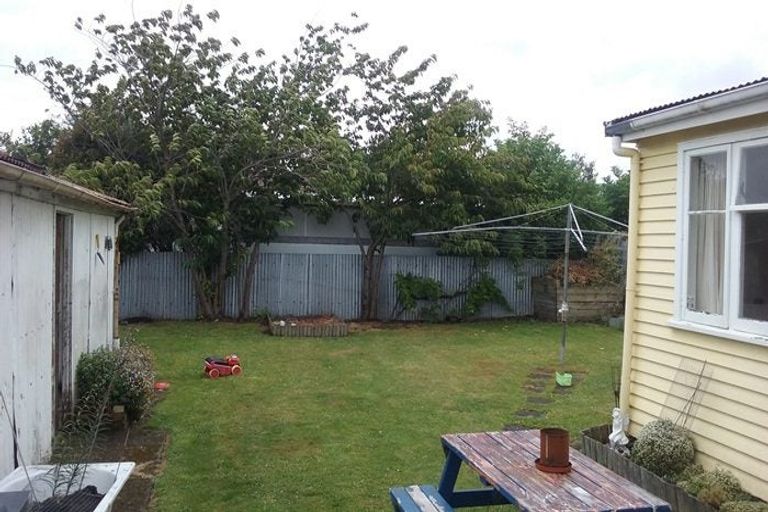 Photo of property in 17 Shamrock Street, Takaro, Palmerston North, 4412