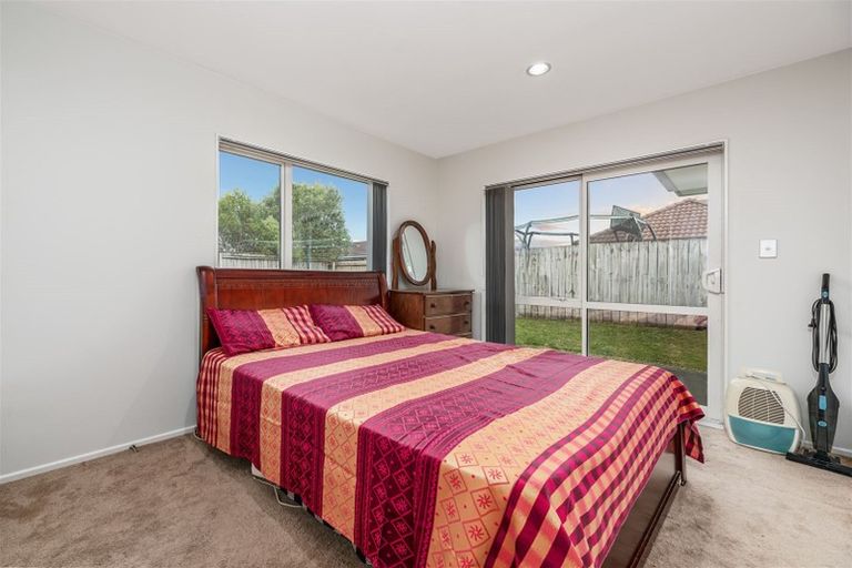 Photo of property in 1c Babich Road, Henderson Valley, Auckland, 0614