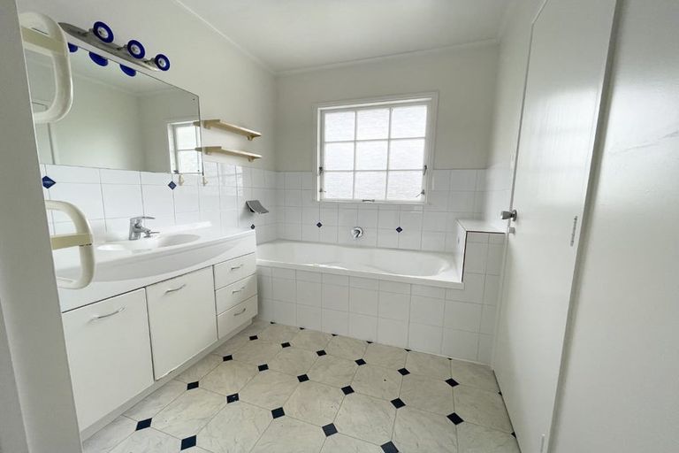 Photo of property in 988 East Coast Road, Northcross, Auckland, 0632