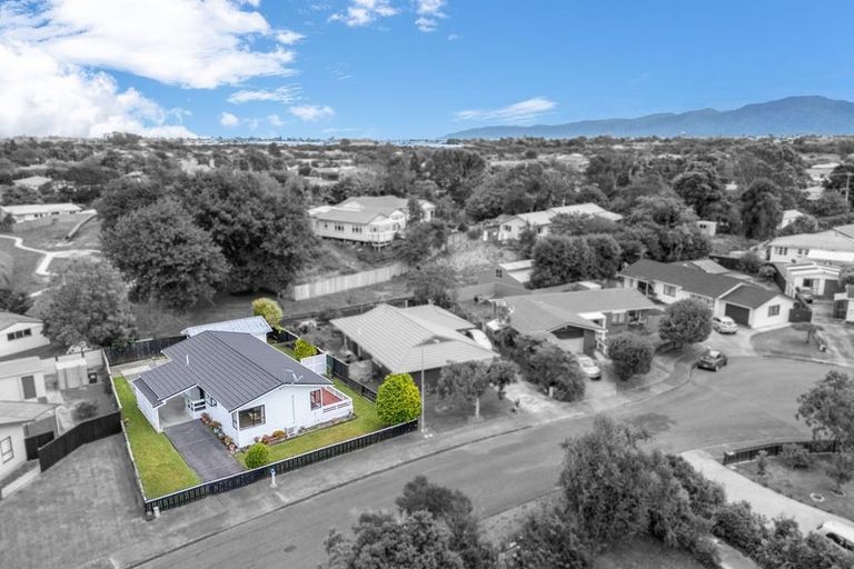 Photo of property in 15 Atarau Grove, Paraparaumu, 5032