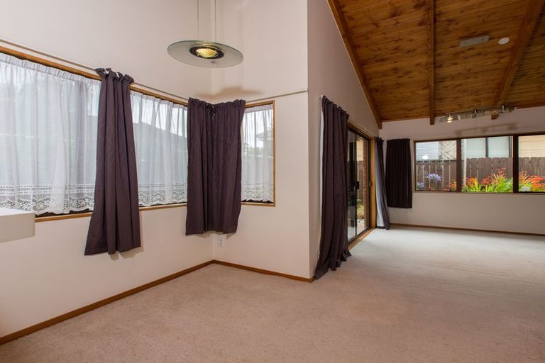 Photo of property in 162 View Road, Sunnyvale, Auckland, 0612