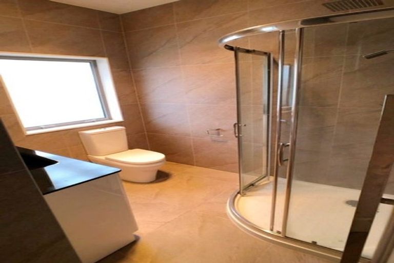 Photo of property in 8 Namsan Close, Fairview Heights, Auckland, 0632