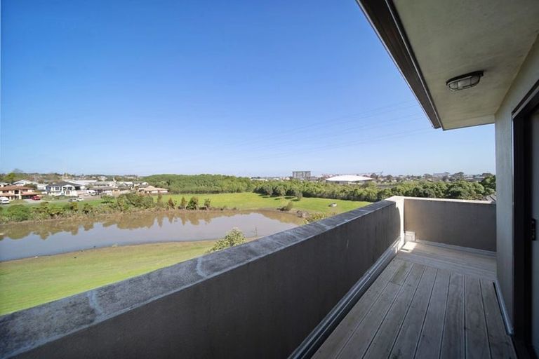 Photo of property in 20 Fairchild Avenue, Goodwood Heights, Auckland, 2105