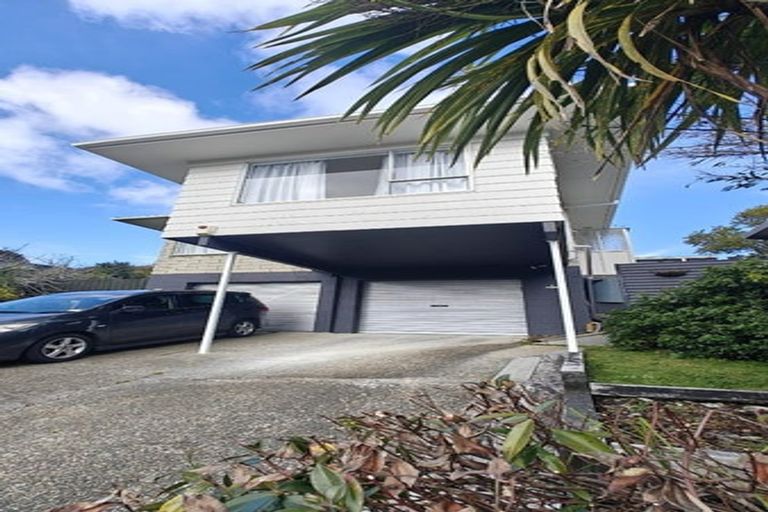 Photo of property in 1/4 Mahuta Grove, Northcote, Auckland, 0627