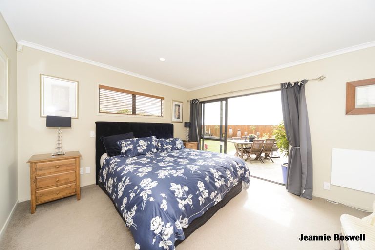 Photo of property in 5 Ron Place, Fitzherbert, Palmerston North, 4410