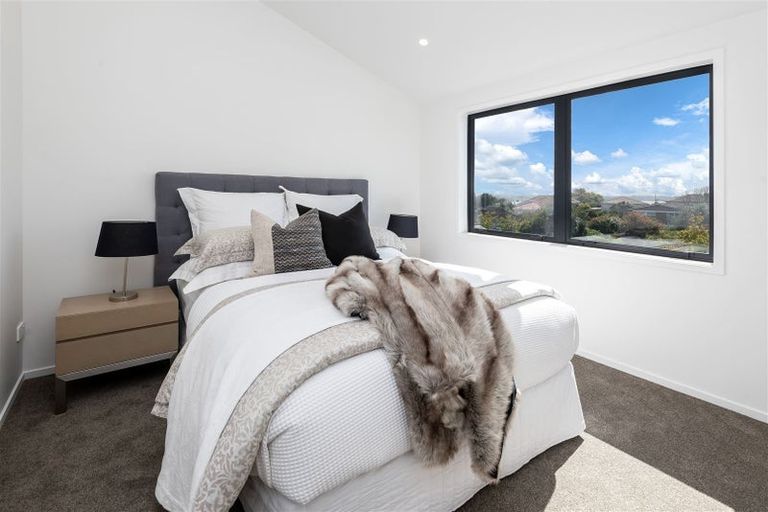 Photo of property in 2/11 Lewis Road, Pakuranga, Auckland, 2010