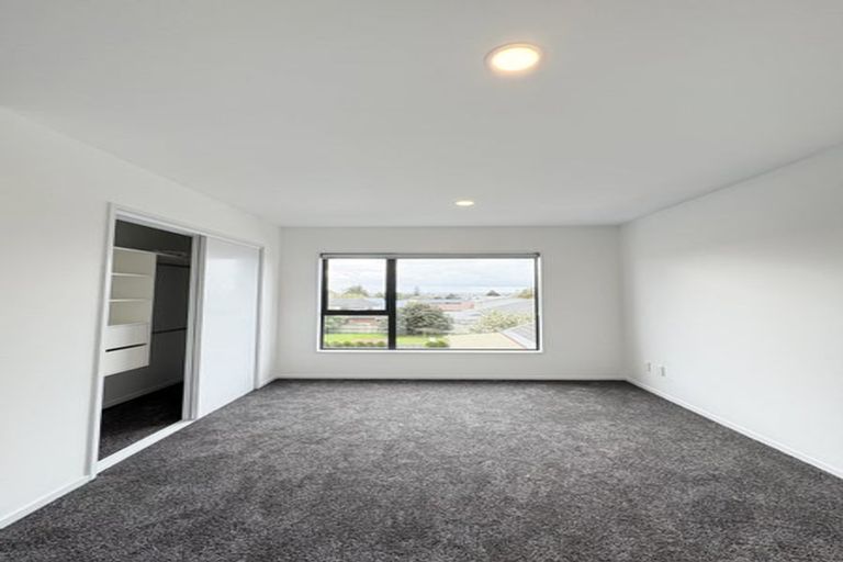 Photo of property in 12e Elcoat Avenue, Te Atatu South, Auckland, 0610