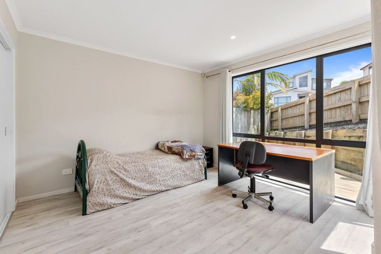 Photo of property in 12 Hilton Close, Fairview Heights, Auckland, 0632