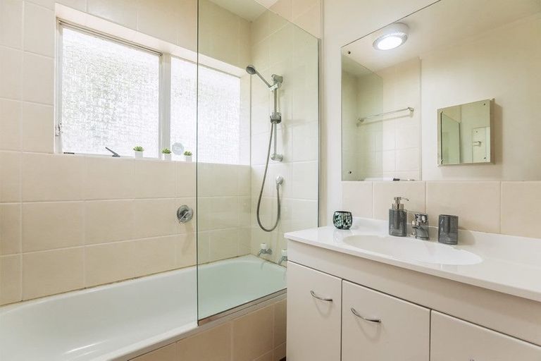 Photo of property in 25 Walnut Lane, Browns Bay, Auckland, 0630