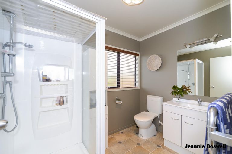 Photo of property in 5 Ron Place, Fitzherbert, Palmerston North, 4410