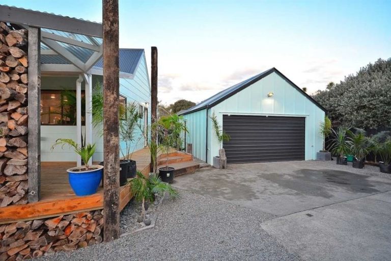 Photo of property in 2 Island View Terrace, Waikanae Beach, Waikanae, 5036