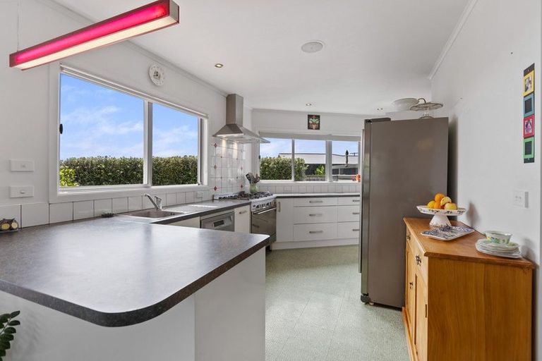 Photo of property in 8 Blenheim Place, Vogeltown, New Plymouth, 4310