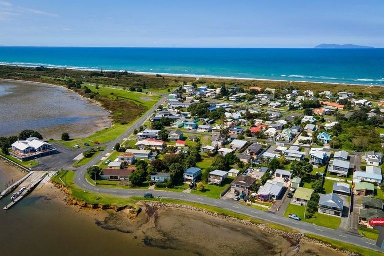 Photo of property in 16 Tatai Road, Bowentown, Waihi Beach, 3177