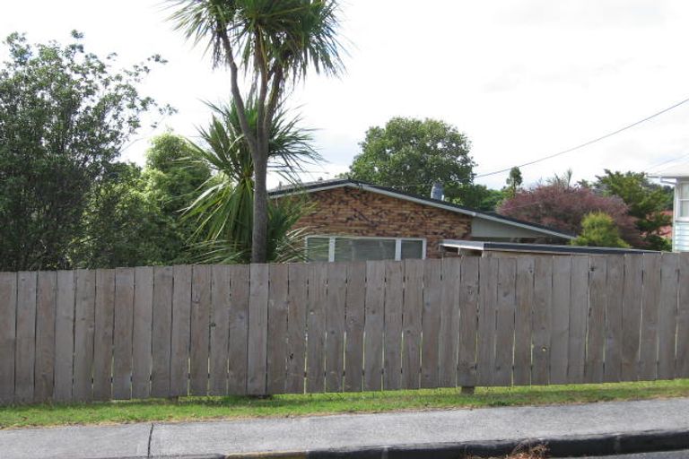 Photo of property in 1/4 Lex Avenue, Green Bay, Auckland, 0604