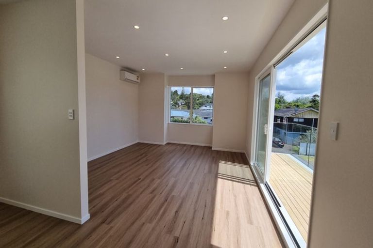 Photo of property in 1c Taupiko Place, Green Bay, Auckland, 0604
