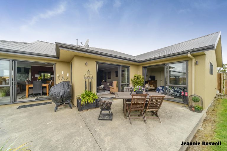 Photo of property in 5 Ron Place, Fitzherbert, Palmerston North, 4410