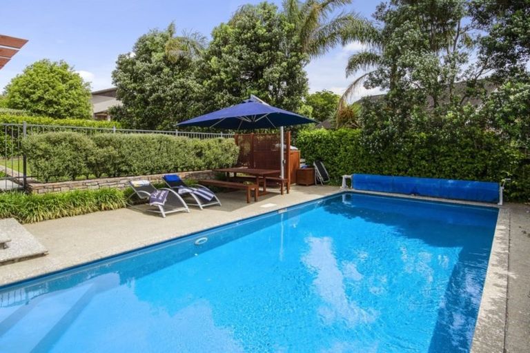 Photo of property in 17 Scarlet Oak Drive, Schnapper Rock, Auckland, 0632