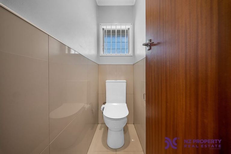 Photo of property in 2/17 Jenelin Road, Glendene, Auckland, 0602