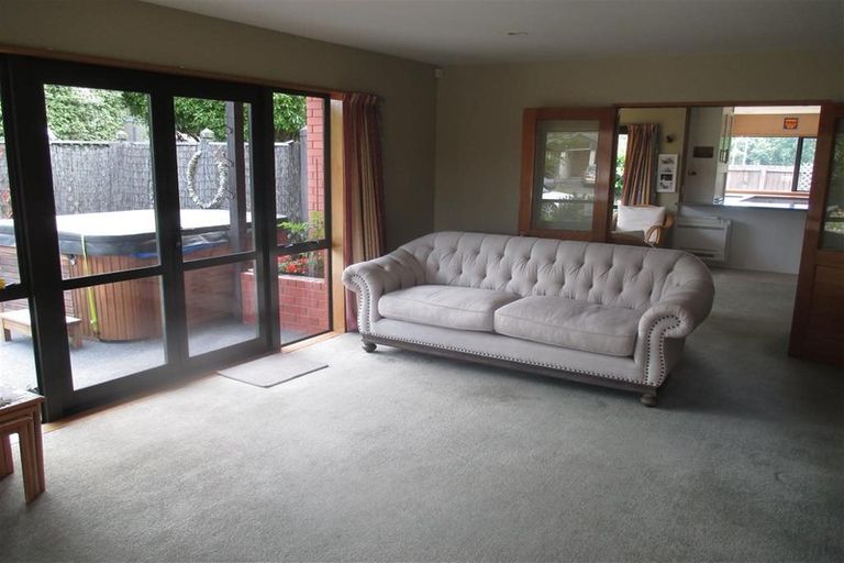 Photo of property in 27 Thornwood Place, Redwood, Christchurch, 8051