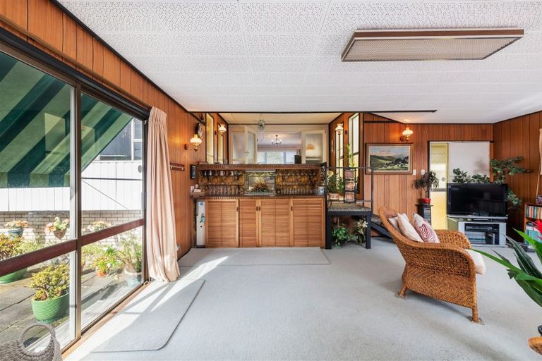 Photo of property in 70 Sylvan Crescent, Te Atatu South, Auckland, 0610