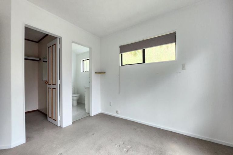 Photo of property in 4 Parsons Glen, Karori, Wellington, 6012