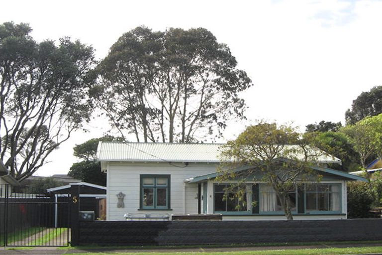 Photo of property in 5 Pukenui Street, Strandon, New Plymouth, 4312